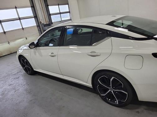 Glacier White 2024 Nissan Altima SR FWD