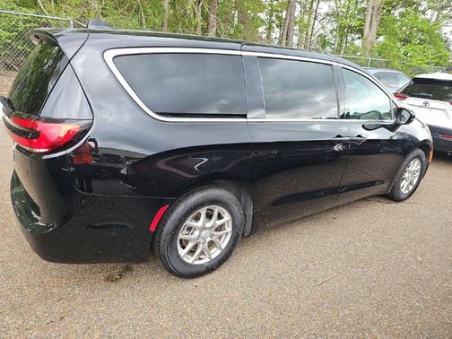 Diamond Black Crystal Pearlcoat 2025 Chrysler Pacifica L