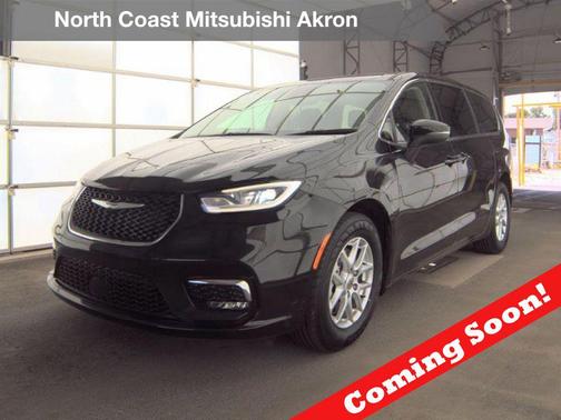 Brilliant Black Crystal Pearlcoat 2023 Chrysler Pacifica Touring L