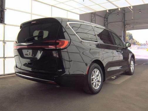 Brilliant Black Crystal Pearlcoat 2023 Chrysler Pacifica Touring L