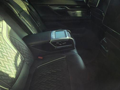 Mineral White Metallic 2020 BMW 750 i xDrive