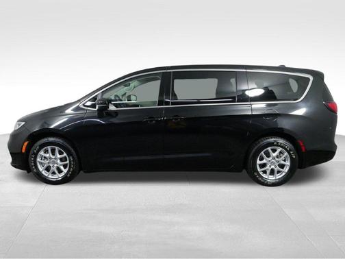 Brilliant Black Crystal Pearlcoat 2023 Chrysler Pacifica Touring-L