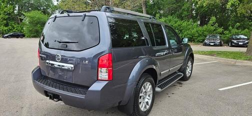 2011 Nissan Pathfinder LE