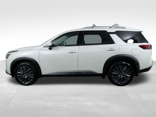 White 2023 Nissan Pathfinder SL