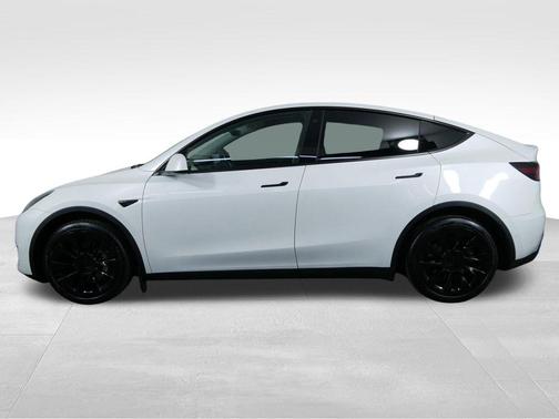 Pearl White Multi 2022 Tesla Model Y Long Range