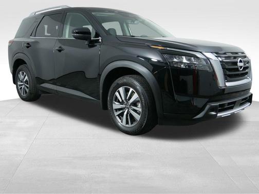 Super Black 2025 Nissan Pathfinder SL