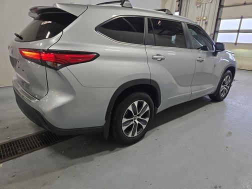 Celestial Silver Metallic 2023 Toyota Highlander XLE