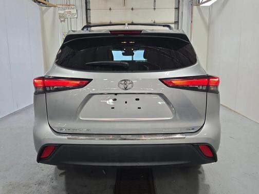 Celestial Silver Metallic 2023 Toyota Highlander XLE