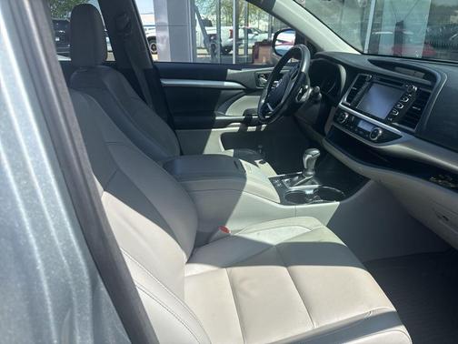Celestial Silver Metallic 2018 Toyota Highlander XLE