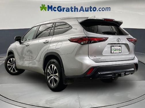 Celestial Silver Metallic 2024 Toyota Highlander XLE