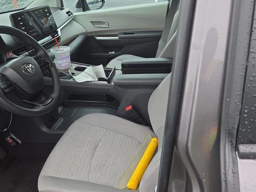 2024 Toyota Sienna LE