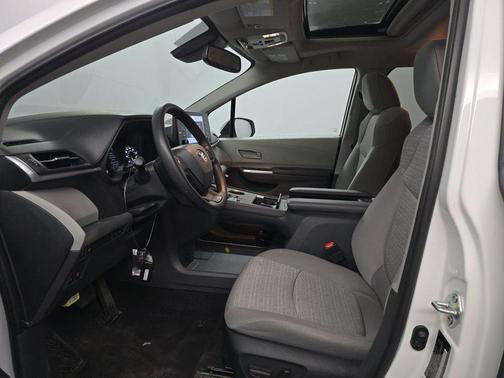 2022 Toyota Sienna LE