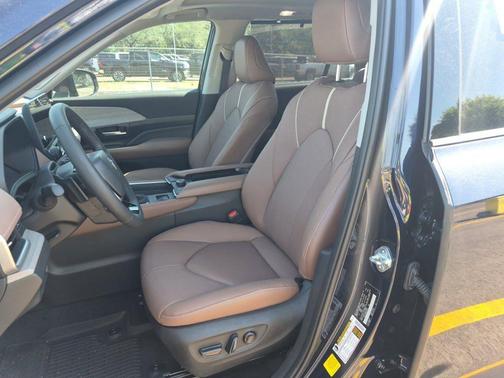 Blueprint 2025 Toyota Grand Highlander Platinum