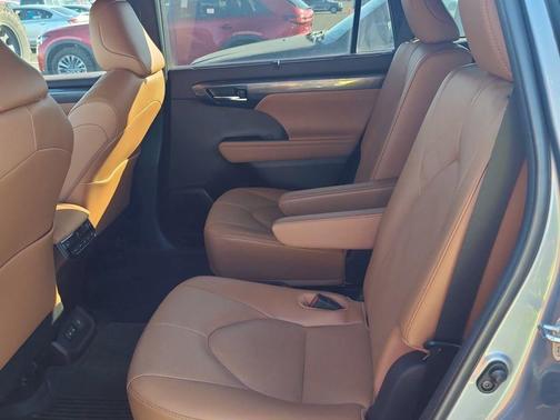 2022 Toyota Highlander Platinum