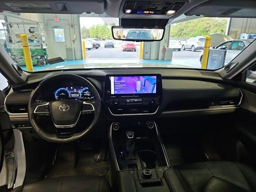 Pearl 2025 Toyota Grand Highlander Platinum