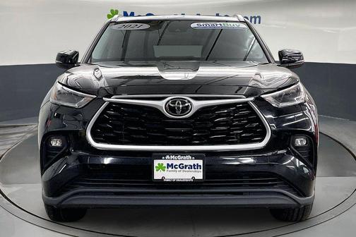 Midnight Black Metallic 2021 Toyota Highlander XLE