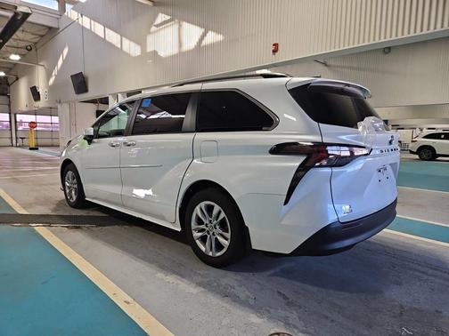2023 Toyota Sienna XLE