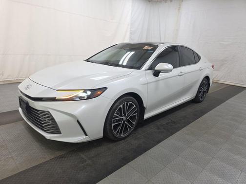Wind Chill Pearl 2025 Toyota Camry XLE