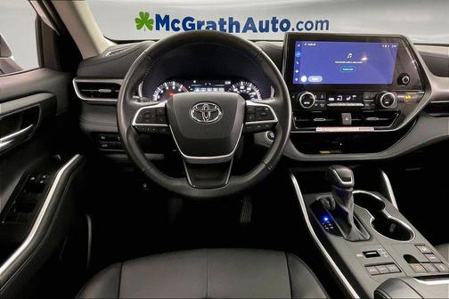 White 2025 Toyota Highlander XLE