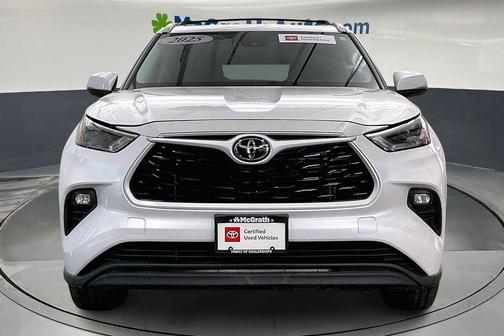 White 2025 Toyota Highlander XLE