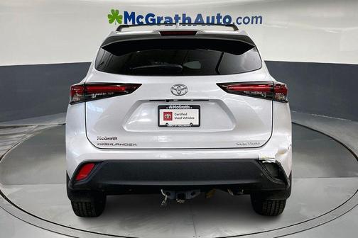 White 2025 Toyota Highlander XLE