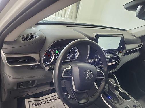 White 2025 Toyota Highlander XLE