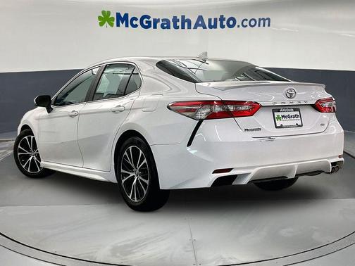 Super White 2018 Toyota Camry SE