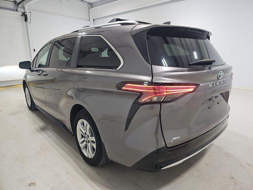 2024 Toyota Sienna Platinum