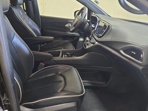 Diamond Black 2025 Chrysler Pacifica Limited