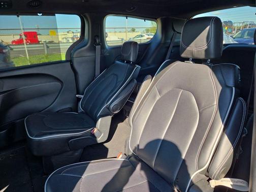 Diamond Black 2025 Chrysler Pacifica Limited