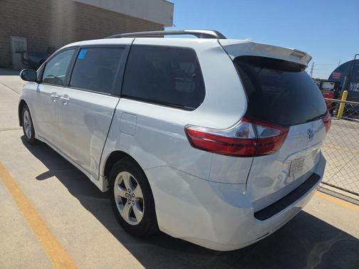 2019 Toyota Sienna LE