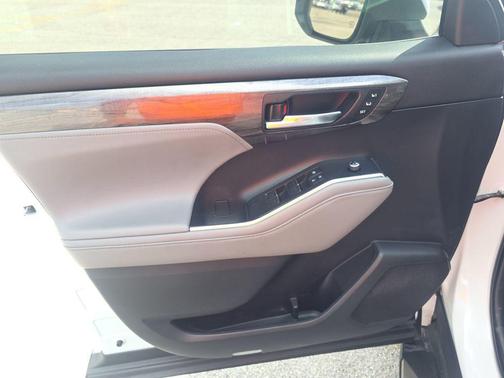 Pearl 2022 Toyota Highlander Platinum