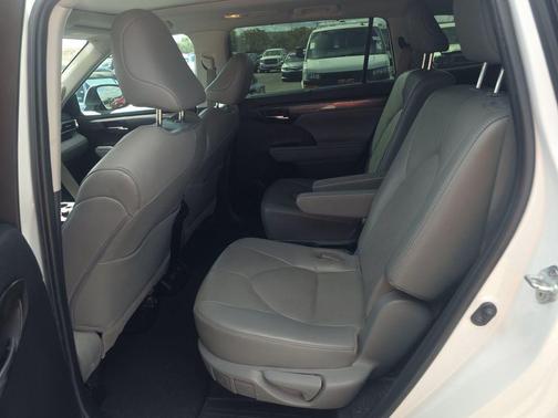 Pearl 2022 Toyota Highlander Platinum