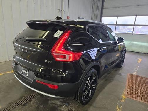 2023 Volvo XC40 B5 Plus Bright Theme