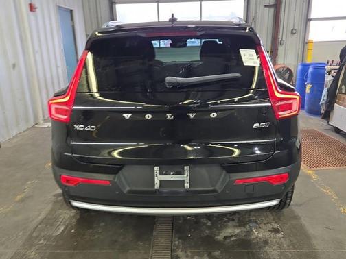 2023 Volvo XC40 B5 Plus Bright Theme