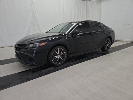 Midnight Black Metallic 2022 Toyota Camry SE