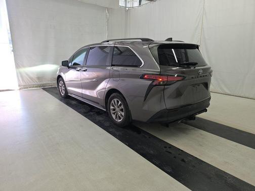 2022 Toyota Sienna XLE