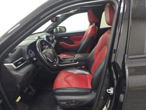 Midnight Black Metallic 2022 Toyota Highlander XSE
