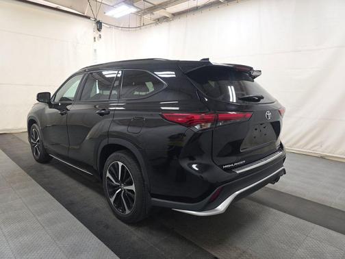 Midnight Black Metallic 2022 Toyota Highlander XSE