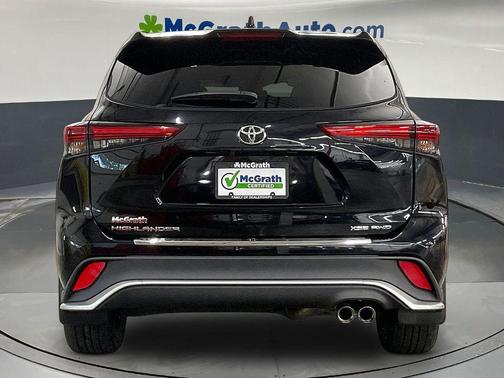 Midnight Black Metallic 2022 Toyota Highlander XSE
