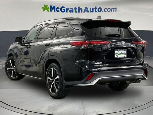 Midnight Black Metallic 2022 Toyota Highlander XSE