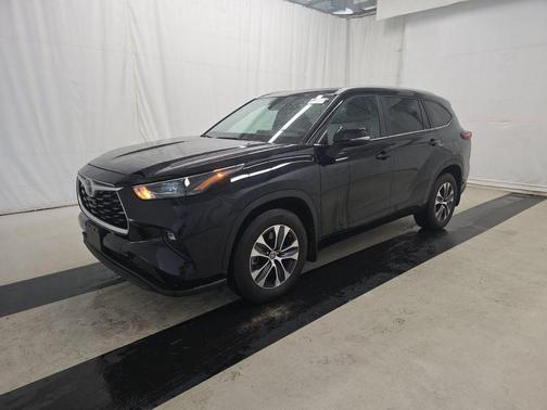 Midnight Black Metallic 2024 Toyota Highlander XLE