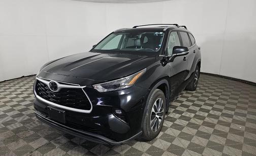 Midnight Black Metallic 2024 Toyota Highlander XLE