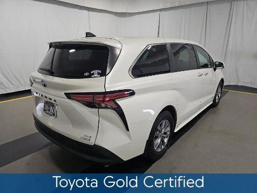 Blizzard Pearl 2021 Toyota Sienna XLE 7 Passenger