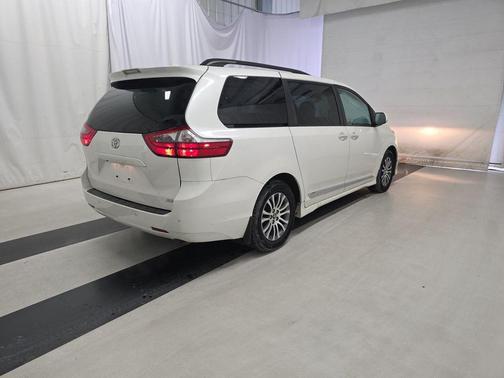 2020 Toyota Sienna XLE