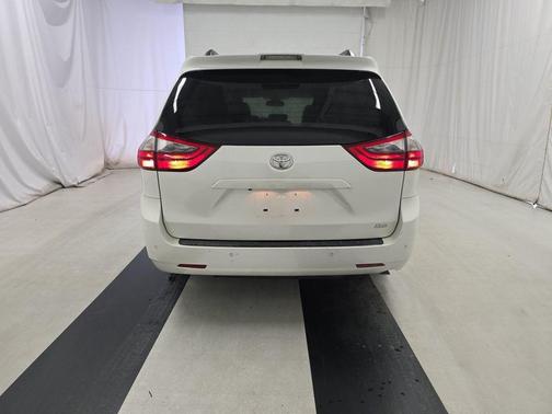 2020 Toyota Sienna XLE