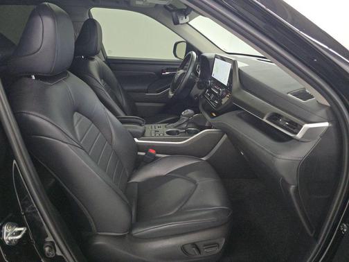 Midnight Black Metallic 2024 Toyota Highlander XLE