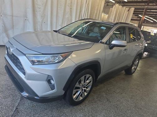 Silver Sky Metallic 2019 Toyota RAV4 XLE Premium