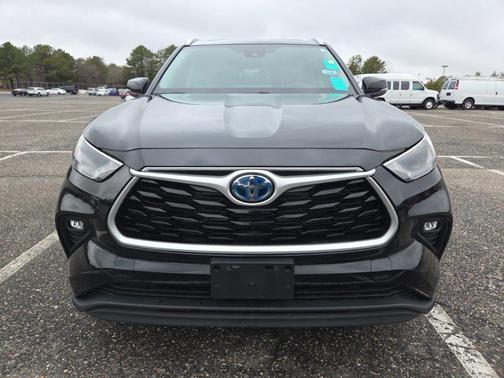 Midnight Black Metallic 2022 Toyota Highlander Hybrid XLE