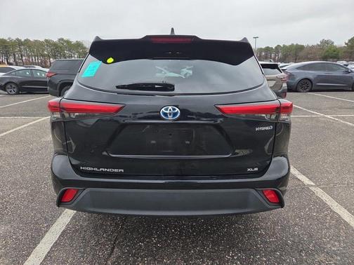 Midnight Black Metallic 2022 Toyota Highlander Hybrid XLE